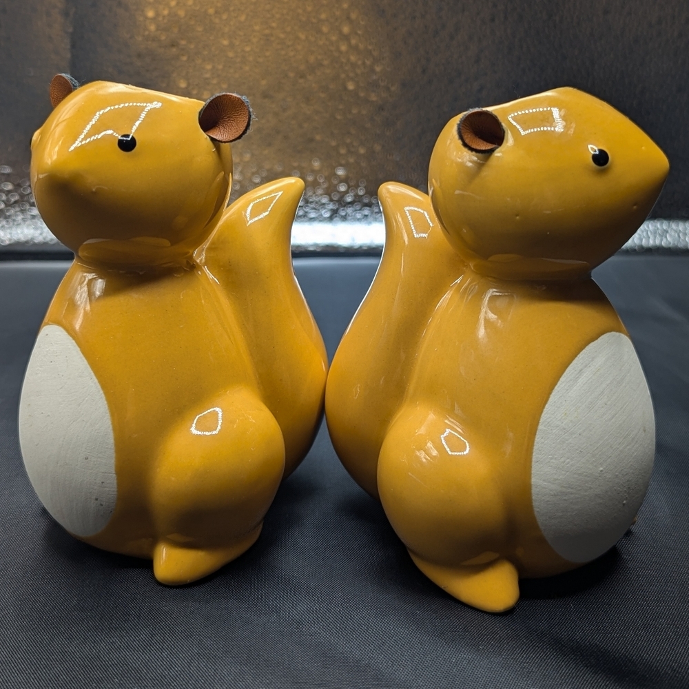Pair Of Ceramic Squirrels.  Great Condition, No Chips Or Cracks.